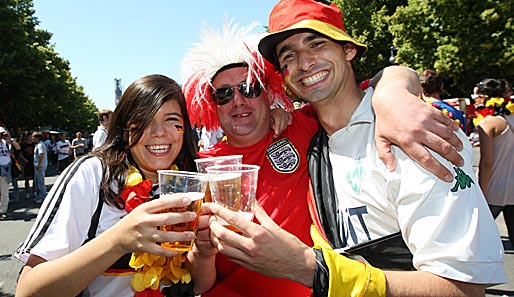 DEUTSCHLAND - ENGLAND: Vor dem Spiel präsentierten sich die Fans gemeinsam und in guter Stimmung