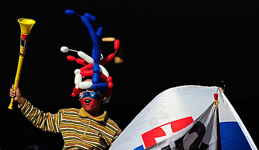 Farbenfroh präsentiert sich dieser slowakische Anhänger, der ein unglaubliches Ding auf dem Kopf hat