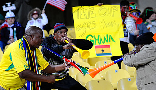 Die Fans aus Ghana kommen eher "traditionell" daher: volle Power mit der Vuvuzela