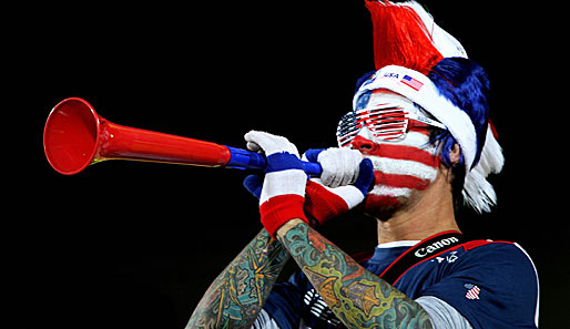 Geile Brille, wildes Tattoo, verrückter Hut - dieser USA-Fan bläst zur Attacke