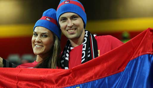 Süß, wie dieses Duo lächelt. Serbien muss aber trotzdem schon die Heimreise antreten