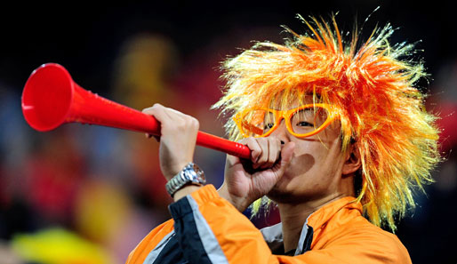 Wer sich traut, so ins Stadion zu gehen, der darf auch mal fröhlich die Vuvuzela tröten. Ob dieser Fan zu Spanien oder Chile hielt, ist nicht zu erkennen