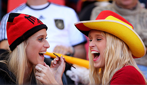 DEUTSCHLAND - SERBIEN: "Hihi, ich mal dich an!" Gute Laune vor dem zweiten WM-Spiel der Jogi-Truppe