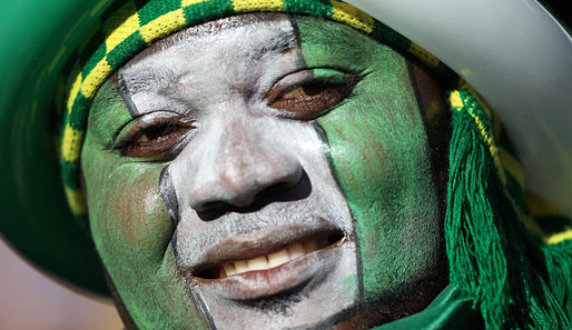 GRIECHENLAND - NIGERIA: "Der Mond ist aufgegangen..." Ein fülliger Nigeria-Fan mit Kriegsbemalung
