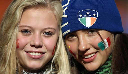 Griechenland, Nigeria... Hauptsache Italien! Diese beiden weiblichen Fans haben offenbar das Stadion verwechselt...