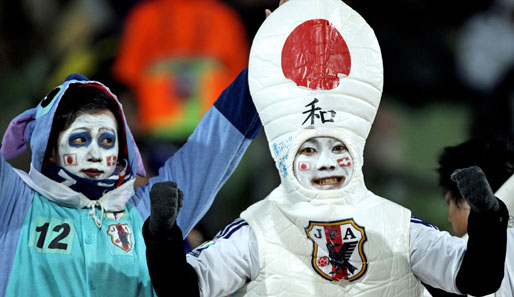 DÄNEMARK - JAPAN: So manch japanischer Fan scheint das WM-Gruppenspiel gegen Dänemark mit einem Kostümball verwechselt zu haben