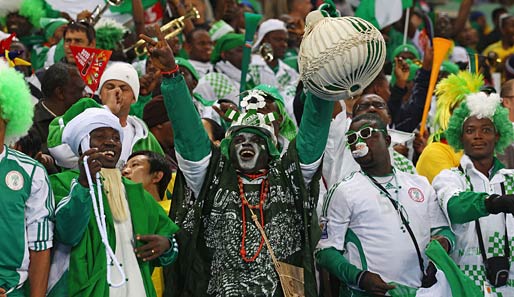 Dieser nigerianische Fan mit der grün-weißen Kutte gibt nochmal alles. Daran hätte sich sein Team ein Beispiel nehmen sollen. Nigeria muss nämlich die Koffer packen
