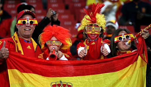 SPANIEN - HONDURAS: Klare Geschlechteraufteilung bei den spanischen Fans - die Männer geben die Daumen, die Frauen den Sound