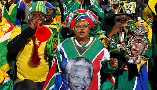 Die heimischen Fans setzten erneut auf Vuvuzelas, ein bisschen Klimbim und Talisman Nelson Mandela