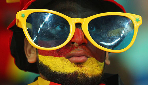 Die deutschen Anhänger verlieren auch mit den riesigen Fan-Brillen nicht den Überblick