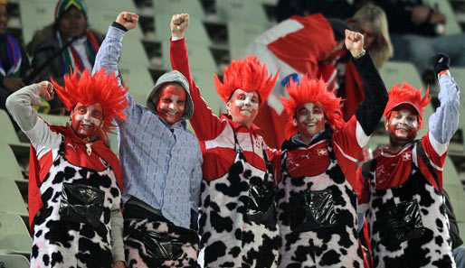 SCHWEIZ - HONDURAS: Diese Schweizer haben die Milka-Kostüme eingepackt. Ob es an den Temperaturen lag? Beim Spiel wurde es einem jedenfalls nicht warm ums Herz