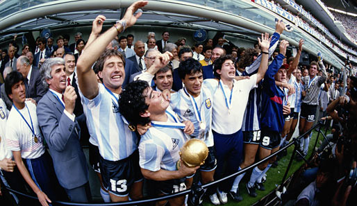 Argentinien gewinnt 3:2 und wird zum 2. Mal Weltmeister. Maradona macht sich mit Zaubertoren und einem Handspiel unsterblich
