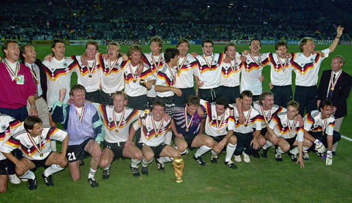 Deutschland ist zum dritten Mal nach 1954 und 1974 Weltmeister. Teamchef Beckenbauer (2.v.l.) holt seinen zweiten Titel