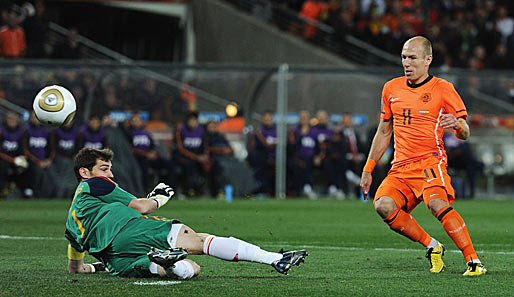 Das hätte es sein müssen! Nach einem Zuckerpass von Sneijder tauchte Robben allein vor dem Tor auf und schoss Casillas ans Bein