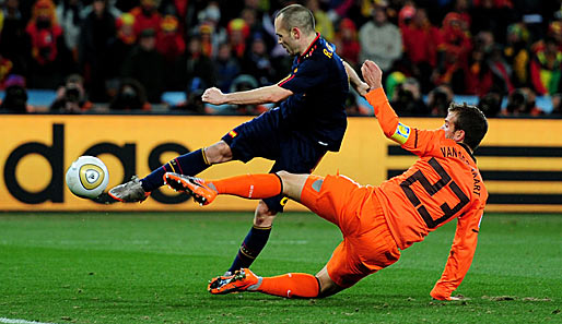 Der goldene Schuß: Andres Iniesta setzt sich gegen Rafael van der Vaart (r.) durch und knallt die Kugel zum 1:0 ins Netz