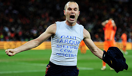 Iniesta beim Torjubel. Mit seinem T-Shirt gedachte er dem im letzten Jahr verstorbenen Espanyol-Kapitän Dani Jarque