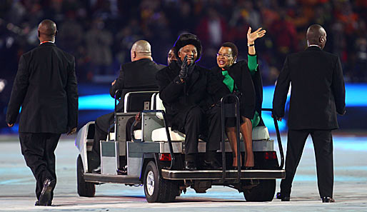 Ein bewegender Auftritt: Der bald 92-jährige Nelson Mandela drehte eine Ehrenrunde durch das Stadion
