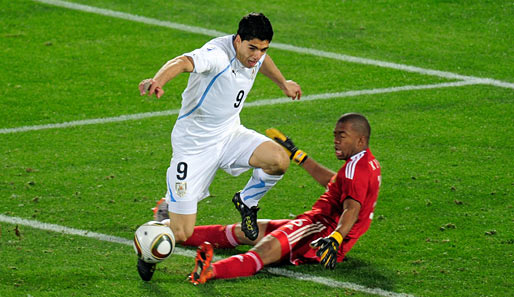 In der 76. Minute foulte Khune den schnellen Suarez. Die Konsequenz: Rot für den Keeper und Elfmeter für Uruguay