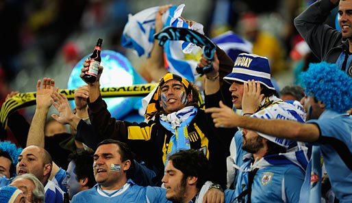 Auf der anderen Seite machten sich die zahlreichen Fans aus Uruguay bemerkbar - gegen die Vuvuzelas kamen aber auch sie kaum an