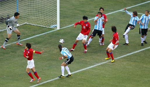 Argentinien - Südkorea 4:1: Die Gauchos gingen durch ein Eigentor von Park (3. v. r.) in Führung