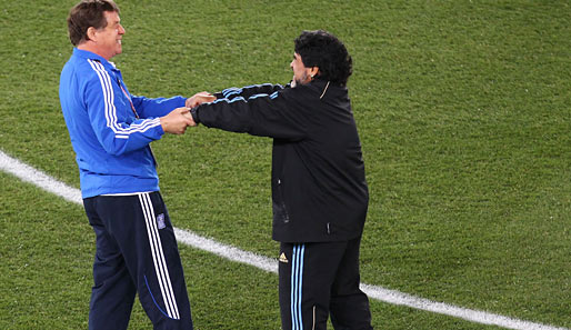 Zwei die sich mögen: Otto Rehhagel und Diego Maradona mit einem etwas eigenwilligen Handshake vor dem Spiel