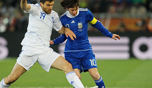 Es gab reichlich Zweikämpfe zwischen Griechenland und Argentinien: Hier duellieren sich Papastathopoulos (l.) und Messi