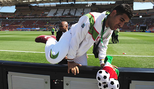 Runter hier! Algerische Fans stürmten vor dem Anpfiff den Rasen und wurden höflich gebeten, sich zu schleichen