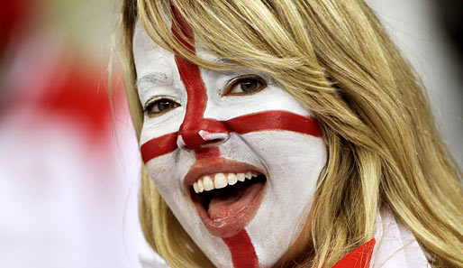 Optimistische englische Fans vor dem Spiel - natürlich mit der richtigen Kriegsbemalung