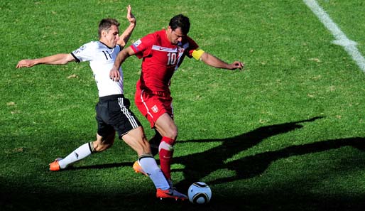 Das Foul, das Klose zum Verhängnis wurde: Der Bayernspieler trifft Stankovic am rechten Fuß
