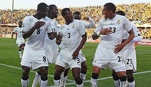 Den fälligen Elfmeter verwandelte Asamoah Gyan (M.) in der 25. Minute und jubelte anschließend gemeinsam mit seinen Mitspielern