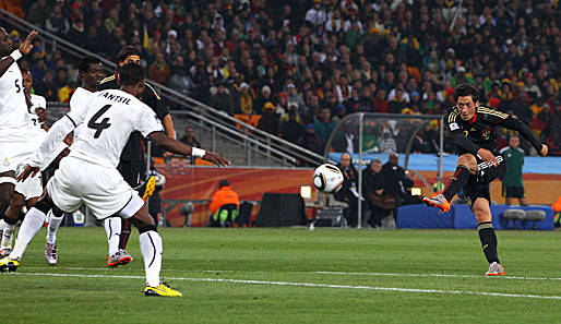 Die 60. Minute! Mesut Özil zieht aus der zweiten Reihe ab! 1:0 für Deutschland! Traumtor!