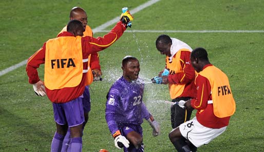 Die Ghanaer feierten ihren Sieg mit einer Dusche für Keeper Richard Kingson
