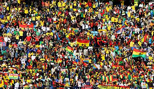 Farbenfroh präsentierten sich die Fans von Ghana. Mittendrin hatten sich natürlich auch ein paar Vuvuzelas versteckt