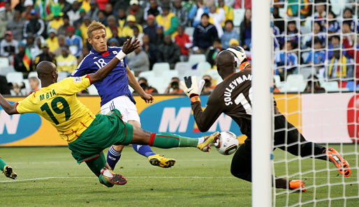 Japan jubelte nach 39 Minuten: Keisuke Honda drückt den Ball über die Linie - keine Chance für Hamidou im Kamerun-Tor