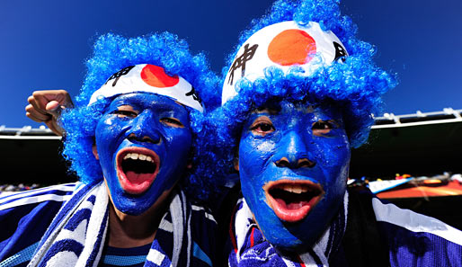 "I'm blue, dabadi, dabadei..." Diese zwei Japaner freute die Führung zur Halbzeitpause besonders