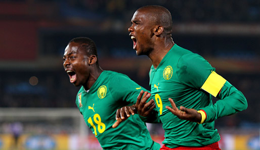 Der Superstar von Inter Mailand feiert das erste Tor für Kamerun bei dieser WM mit Teamkollegen Eyong Enoh