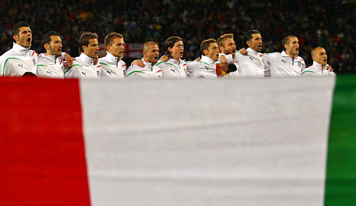 Italien - Paraguay 1:1: Mit Inbrunst singt die Squadra Azzurra die Nationalhymne. Leider war das Spiel dann nicht so inspiriert...