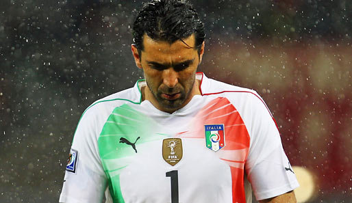 Zur Halbzeit musste Italiens Torwart Gianluigi Buffon mit Rückenproblemen in der Kabine bleiben