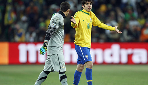 ...Kaka muss daraufhin mit Gelb-Roter Karte runter! Es ist der zehnte Platzverweis für einen Brasilianer in der WM-Geschichte! Freuen wird er sich nicht