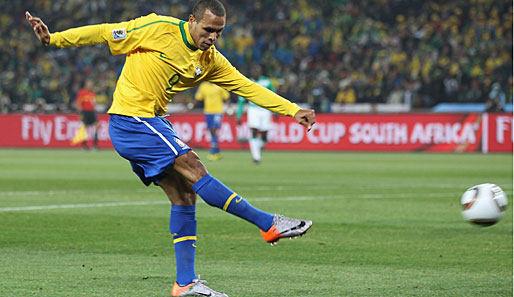 Während die Ivorer rappen, fangen die Brasilianer an, einzunetzen: Luis Fabiano mit dem 1:0!