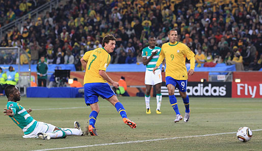 De Brasilianer haben noch einen: Elano macht das 3:0! Der Sack ist zu!