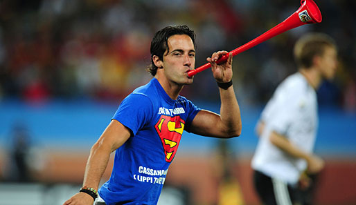 Ungebetener Gast zu Beginn des Spiels: Ein Flitzer samt Vuvuzela stürmt den Rasen