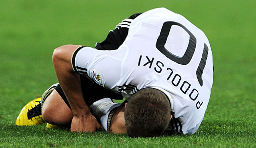 Schrecksekunde für Deutschland: Nach Ramos-Foul muss Podolski lange behandelt werden