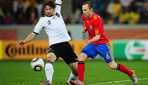 Nach der Pause Spanien wieder auf dem Vormarsch, aber Friedrich hält im Duell mit Iniesta (r.) dagegen