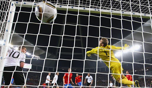 Schock! Carles Puyol versenkt einen Kopfball unhaltbar an Manuel Neuer vorbei im Netz