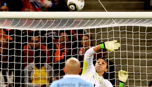 18. Minute: Oranje-Kapitän van Bronckhorst nimmt sich aus über 30 Metern ein Herz. Der Ball fliegt, Uruguay-Keeper Muslera fliegt...