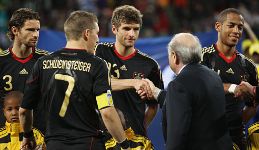 "Des is der Müller, Sepp!" Schweinsteiger stellt FIFA-Boss Blatter die DFB-Jungs vor. Erwähnenswert: Aogos Schwiegersohn-Lächeln