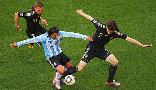 Carlos Tevez (M.) gegen zwei Deutsche: Selbst Lukas Podolski arbeitet endlich mal nach hinten