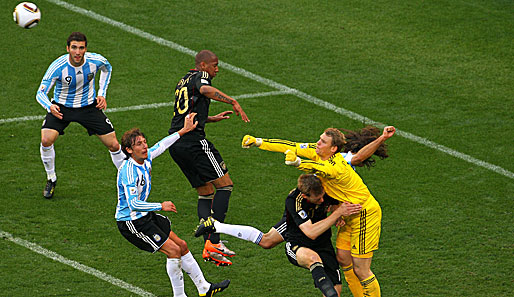 Argentinien erarbeitet sich Chancen, wird Manuel Neuer gefährlich...