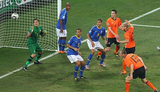 Und es kommt noch besser: Nach einer Ecke bringt Sneijder die Niederlande in Führung
